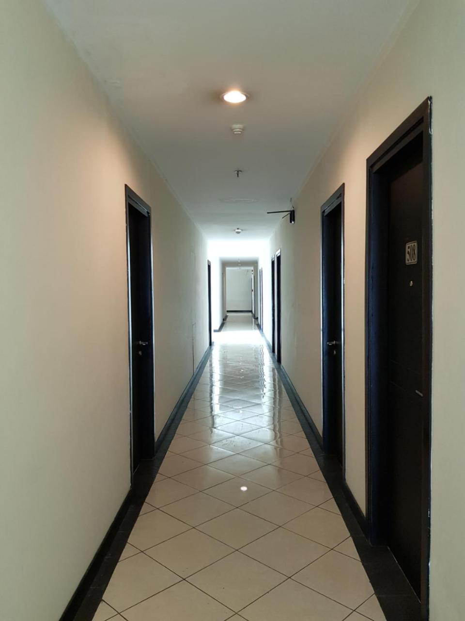 Hotel Reddoorz Plus @ Tanah Abang Giacarta Esterno foto