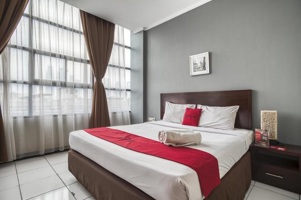 Hotel Reddoorz Plus @ Tanah Abang Giacarta Esterno foto