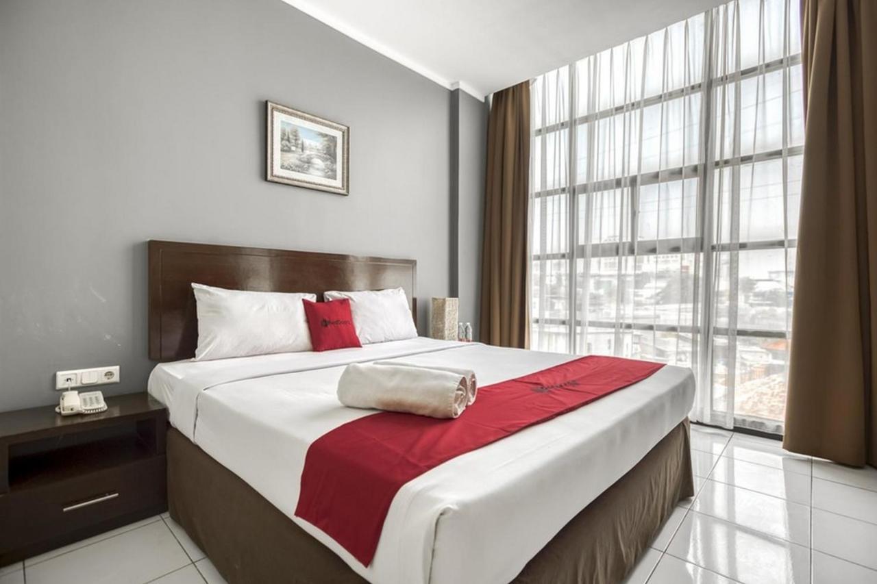 Hotel Reddoorz Plus @ Tanah Abang Giacarta Esterno foto